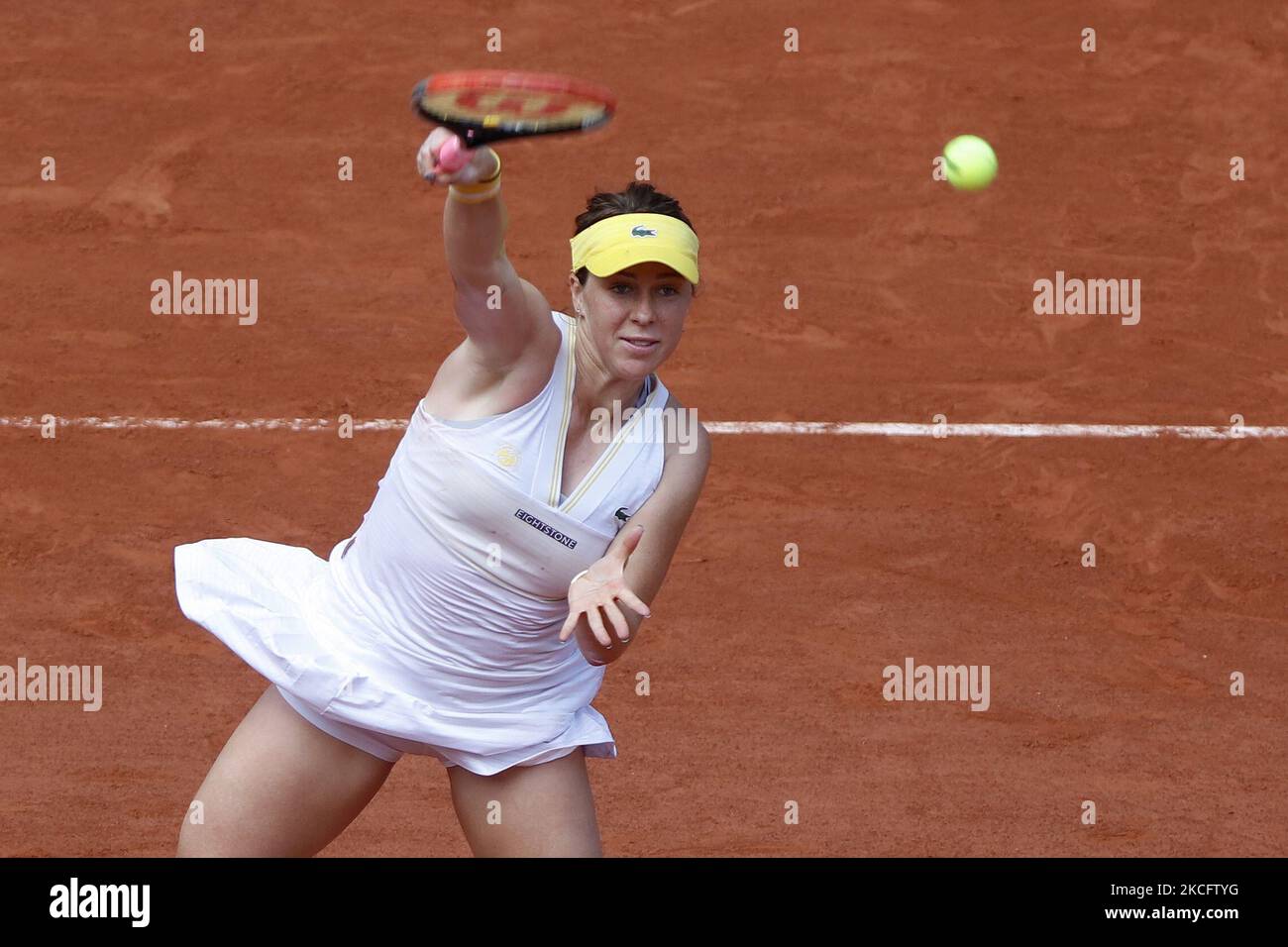 Anastasia Pavlyuchenkova joue contre Elena Rybakina au Kazakhstan lors de leur match de tennis quart-finale féminin le jour 10 du tournoi de tennis Roland Garros 2021 à Paris, France sur 8 juin 2021. (Photo de Mehdi Taamallah/NurPhoto) Banque D'Images