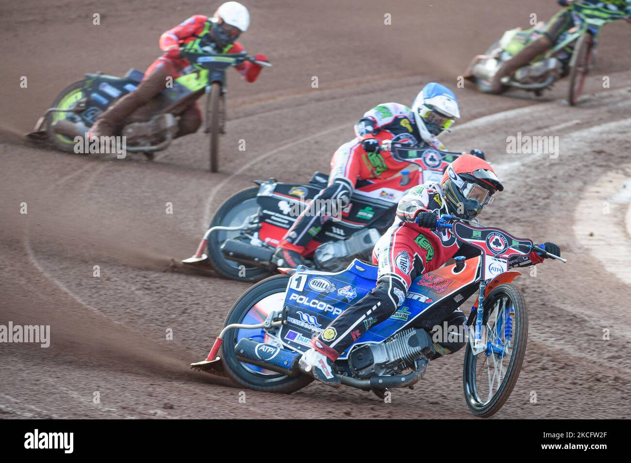 Belle vue Bikeright Aces Brady Kurtz (rouge) et Richie Worrall (bleu) ont obtenu un maximum de points dans leur chaleur d'ouverture sur l'invité des sorcières TruPlant d'Ipswich Craig Cook (blanc) lors du match de la première SGB entre Belle vue Aces et Ipswich Witches au stade national du circuit automobile, Manchester, Royaume-Uni, le 7th juin 2021. (Photo de Ian Charles/MI News/NurPhoto) Banque D'Images