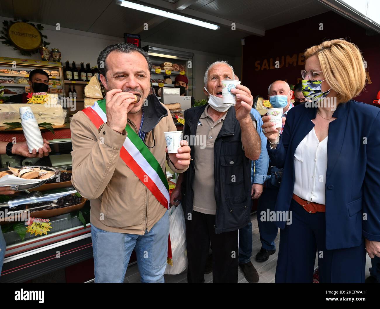 Cateno de Luca, maire de Messine, parle aux commerçants du marché populaire parmi les magasins et teste les produits. Sur 09 juin 2021 à Messine, Italie.(photo de Gabriele Maricchiolo/NurPhoto) Banque D'Images