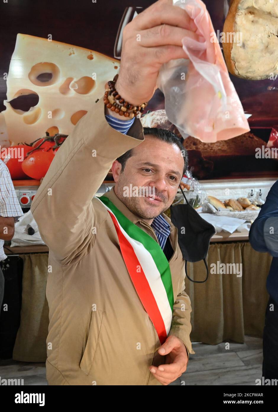 Cateno de Luca, maire de Messine, parle aux commerçants du marché populaire parmi les magasins et teste les produits. Sur 09 juin 2021 à Messine, Italie.(photo de Gabriele Maricchiolo/NurPhoto) Banque D'Images