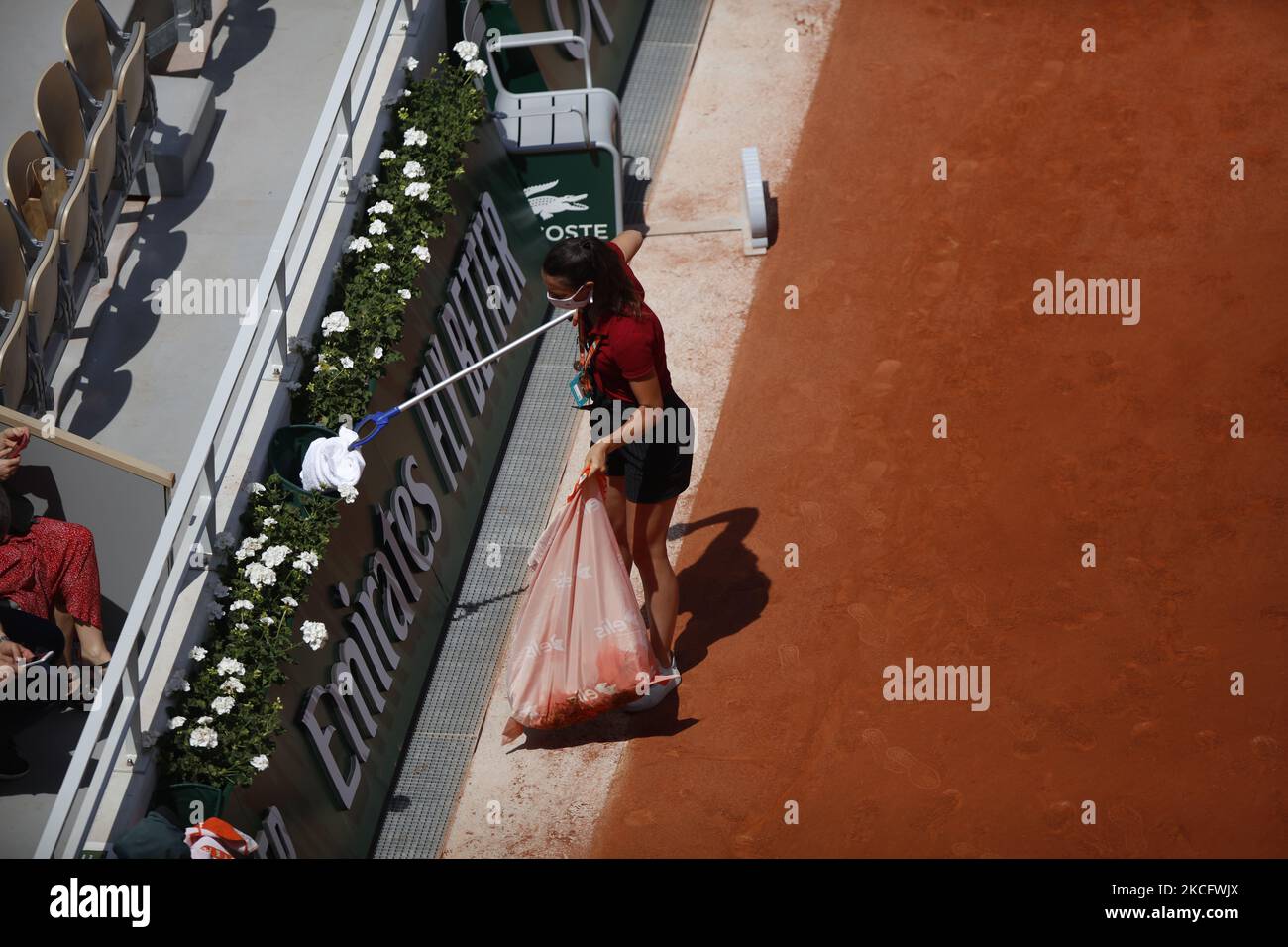 Atmosphère pendant leur match de tennis en demi-finale pour hommes le jour 11 du tournoi de tennis Roland Garros 2021 à Paris, France sur 9 juin 2021. (Photo de Mehdi Taamallah/NurPhoto) Banque D'Images
