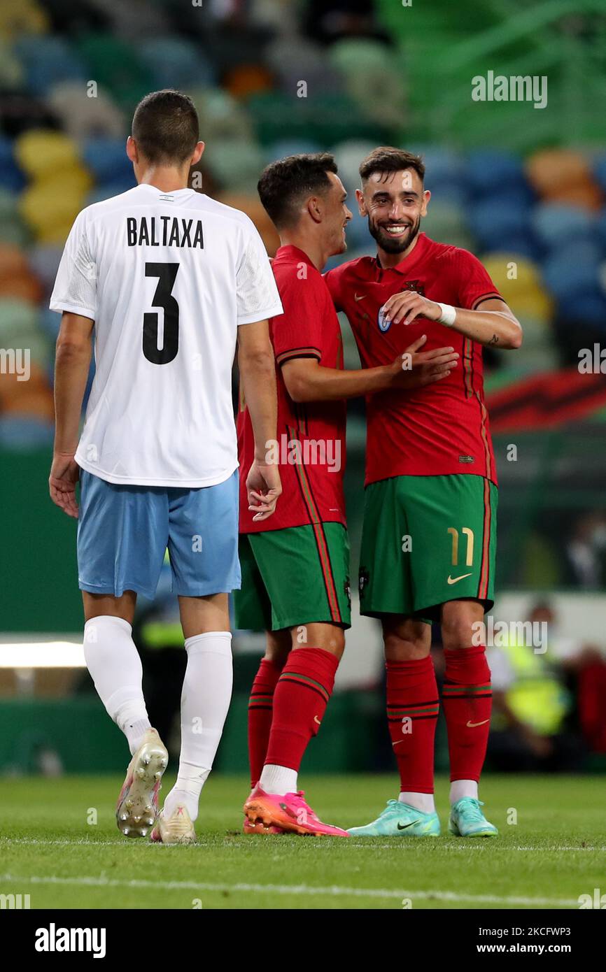 Bruno Fernandes, du Portugal (R ) célèbre avec Pedro Goncalves après avoir marquant son deuxième but lors du match international de football amical entre le Portugal et Israël, au stade José Alvalade à Lisbonne, au Portugal, sur 9 juin 2021, devant le championnat européen euro 2020 de l'UEFA. (Photo par Pedro Fiúza/NurPhoto) Banque D'Images