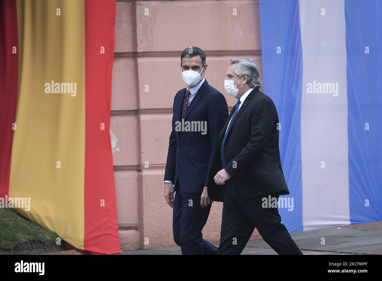 Le président argentin Alberto Fernandez et le premier ministre espagnol Pedro Sanchez arrivent pour une conférence de presse au palais présidentiel de Casa Rosada, à Buenos Aires, 9 juin 2021. (Photo par Matias Baglietto/NurPhoto) Banque D'Images