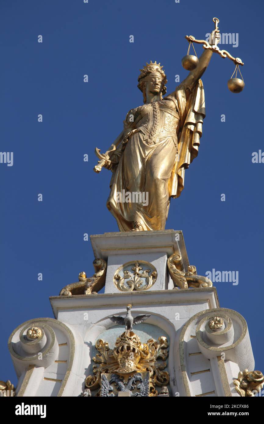 La statue en feuille d'or de Lady Justice (Justitia) orne l'ancien bâtiment  du Registre civil sur la place Burg dans la ville de Bruges (Brugge) en  Belgique, en Europe. L'ancien registre civil