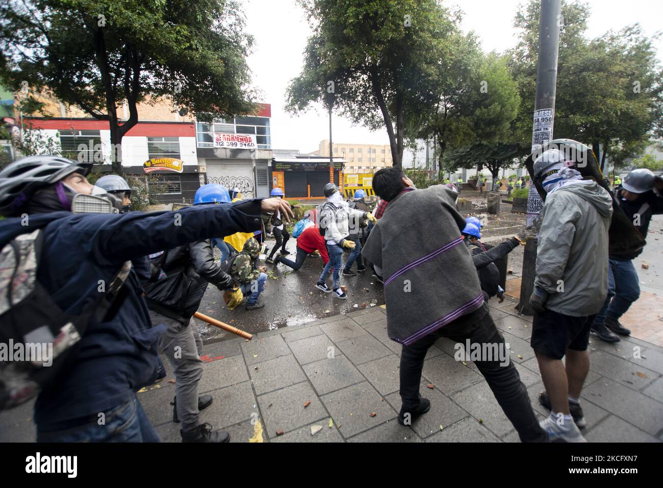 Des centaines de protestants sont sortis pour bloquer les rues avec des barricades de feu et des boucliers faits maison près de l'aéroport international El Dorado, à Bogota, en Colombie, sur 9 juin 2021. La Commission interaméricaine des droits de l'homme (CIDH) se rend en Colombie pour observer sur place la situation des droits de l'homme dans le contexte des manifestations sociales qui ont eu lieu depuis 28 avril en Colombie. (Photo de David Rodriguez/NurPhoto) Banque D'Images