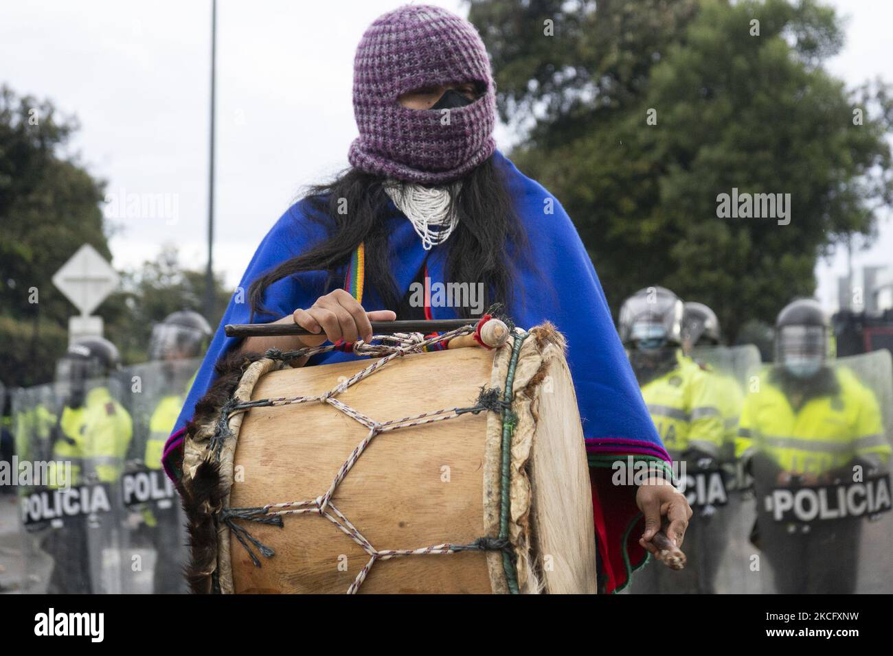 Misak manifestation indigène sur 09 juin 2021 à Bogota, Colombie. Une autre journée de manifestations à Bogota, en Colombie, aujourd'hui en compagnie de Misak indigène qui prétendait faire tomber la statue de ''Isabel le catholique'' et le conquérant Cristobal Colon d'Amérique. (Photo de David Rodriguez/NurPhoto) Banque D'Images