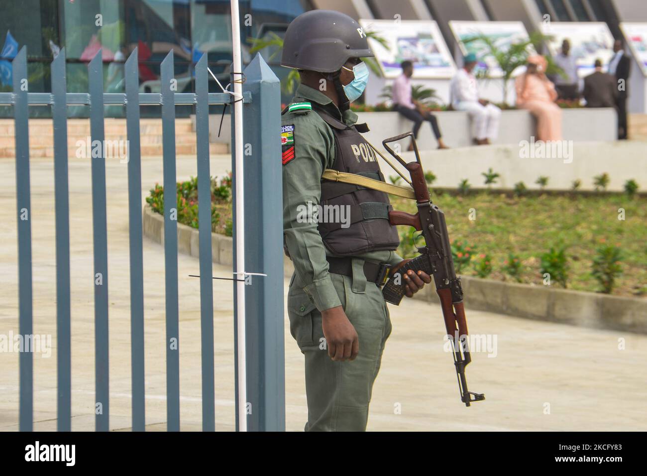 Un agent de sécurité est en garde avant l'arrivée du président nigérian, Muhammad Buhari, à la gare ferroviaire Mopolaji Johnson, récemment mise en service à Ebutemeta, Lagos, au Nigéria, sur 10 juin 2021. Le Président Muhammadu Buhari s'est rendu jeudi à Lagos pour l'inauguration du projet de rail standard Lagos-Ibadan de 157 kilomètres à la gare Mopolaji Johnson d'Ebutte Metta. La construction, qui a commencé en mars 2017, et les essais ont commencé en décembre 2020. La gare Ebute Metta, connue sous le nom de la gare de Mobolaji Johnson, est la plus grande gare ferroviaire d'Afrique de l'Ouest avec une exploitation ca Banque D'Images