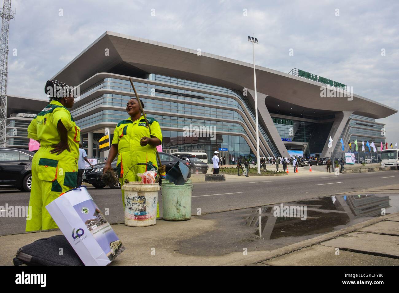 Des femmes de la rue des sapeurs discutent pendant leur service devant la nouvelle gare Mopolaji Johnson à Ebutemeta, Lagos, Nigeria, on 10 juin 2021. Le Président Muhammadu Buhari s'est rendu jeudi à Lagos pour l'inauguration du projet de rail standard Lagos-Ibadan de 157 kilomètres à la gare Mopolaji Johnson d'Ebutte Metta. La construction, qui a commencé en mars 2017, et les essais ont commencé en décembre 2020. La gare Ebute Metta, connue sous le nom de la gare Mobolaji Johnson, est la plus grande gare ferroviaire d'Afrique de l'Ouest avec une capacité d'exploitation de 6000 passagers Par an Banque D'Images