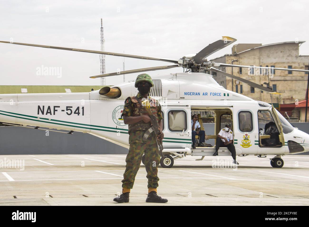 Un homme de l'armée nigériane garde un hélicoptère, le président Buhari est venu, à la gare de Momolaji Johnson à Ebutemeta, Lagos, au Nigéria, sur 10 juin 2021. Le Président Muhammadu Buhari s'est rendu jeudi à Lagos pour l'inauguration du projet de rail standard Lagos-Ibadan de 157 kilomètres à la gare Mopolaji Johnson d'Ebutte Metta. La construction, qui a commencé en mars 2017, et les essais ont commencé en décembre 2020. La gare Ebute Metta, connue sous le nom de la gare Mobolaji Johnson, est la plus grande gare ferroviaire d'Afrique de l'Ouest avec une capacité d'exploitation de 6000 passeng Banque D'Images