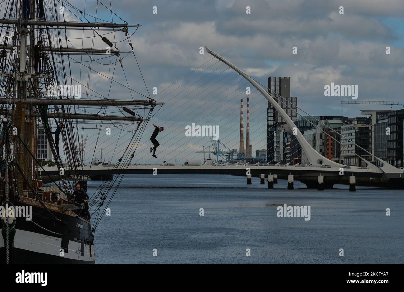 Un jeune homme saute du bateau Jeanie Johnston dans la rivière Liffey à Dublin. Le jeudi 10 juin 2021, à Dublin, Irlande. (Photo par Artur Widak/NurPhoto) Banque D'Images