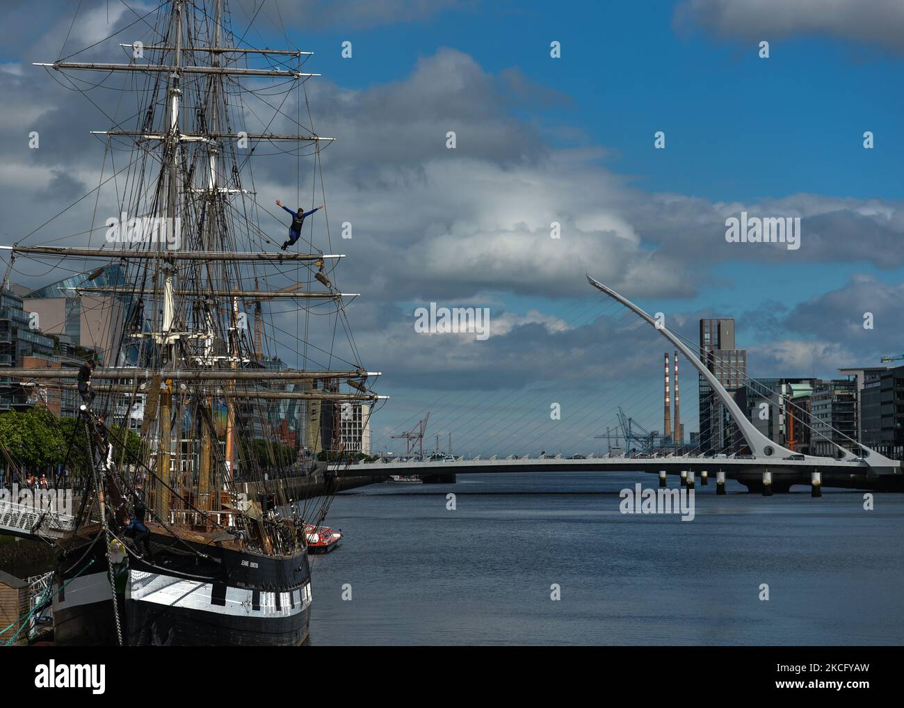 Un jeune homme saute du bateau Jeanie Johnston dans la rivière Liffey à Dublin. Le jeudi 10 juin 2021, à Dublin, Irlande. (Photo par Artur Widak/NurPhoto) Banque D'Images