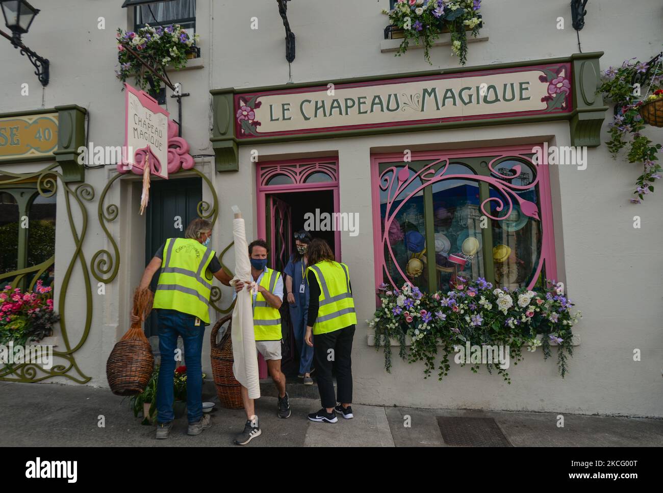 Maisons décorées de fleurs dans le village d'Enniskerry dans le comté de Wicklow. Il ne reste plus que deux jours avant le début du tournage pour Disney's 'nommés', avec Amy Adams, Patrick Dempsey, James Marsden, Idina Menzel et Maya Rudolph. Une équipe de charpentiers, de peintres, de constructeurs et de décorateurs a mis la touche finale pour faire des parties du village ressembler à un merveilleux Disney magique. Le vendredi 11 juin 2021, à Enniskerry, comté de Wicklow, Irlande. (Photo par Artur Widak/NurPhoto) Banque D'Images