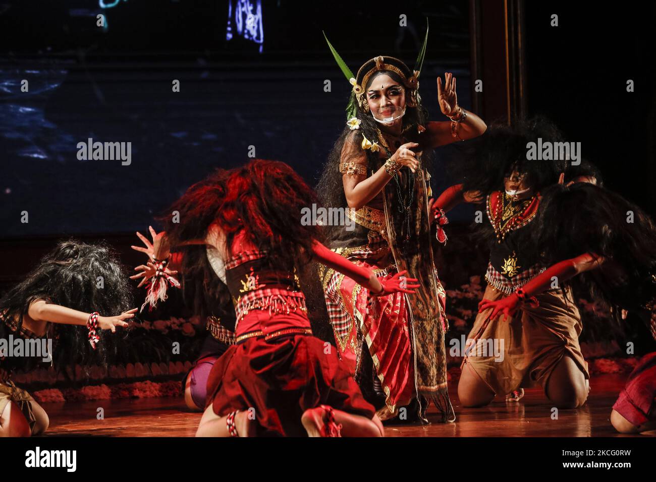 Des artistes balinais effectuent une danse théâtrale de Wreksa Katuba lors du festival des arts de Bali en 43rd dans le cadre de la pandémie COVID-19 dans le parc culturel de Bali, Denpasar, Bali, Indonésie sur 12 juin 2021. Le festival annuel a lieu afin de préserver et d'apprécier la diversité des cultures balinaises ainsi que de faire monter l'économie de l'industrie touristique pendant la pandémie. (Photo de Johannes Christo/NurPhoto) Banque D'Images