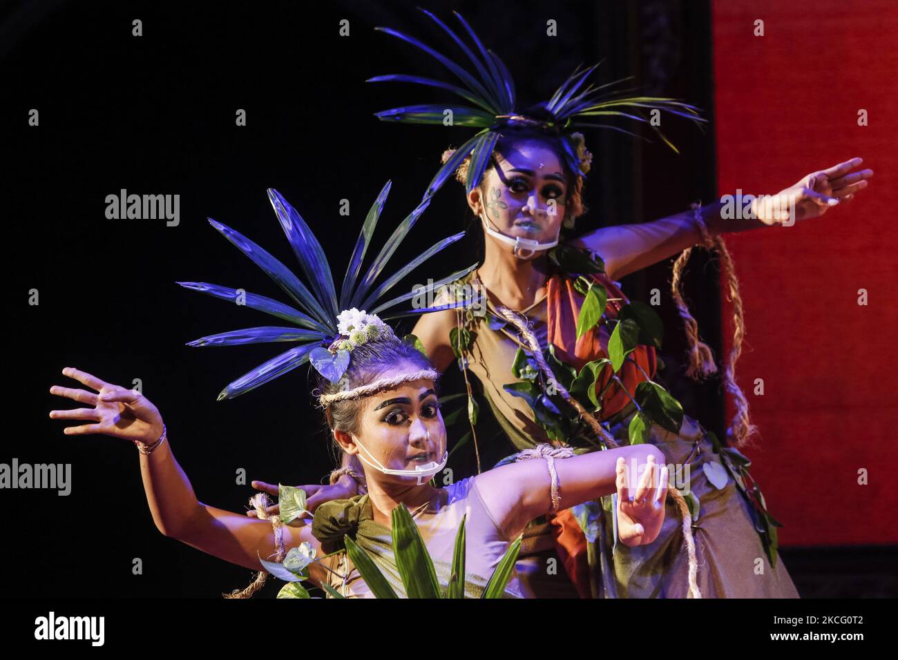 Des artistes balinais effectuent une danse théâtrale de Wreksa Katuba lors du festival des arts de Bali en 43rd dans le cadre de la pandémie COVID-19 dans le parc culturel de Bali, Denpasar, Bali, Indonésie sur 12 juin 2021. Le festival annuel a lieu afin de préserver et d'apprécier la diversité des cultures balinaises ainsi que de faire monter l'économie de l'industrie touristique pendant la pandémie. (Photo de Johannes Christo/NurPhoto) Banque D'Images