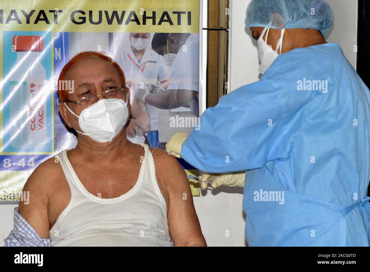 Un médic administre une dose de vaccin COVID-19 à une population âgée dans un centre de vaccination à Guwahati, Inde, sur 12 juin,2021. (Photo par Anuwar Hazarika/NurPhoto) Banque D'Images