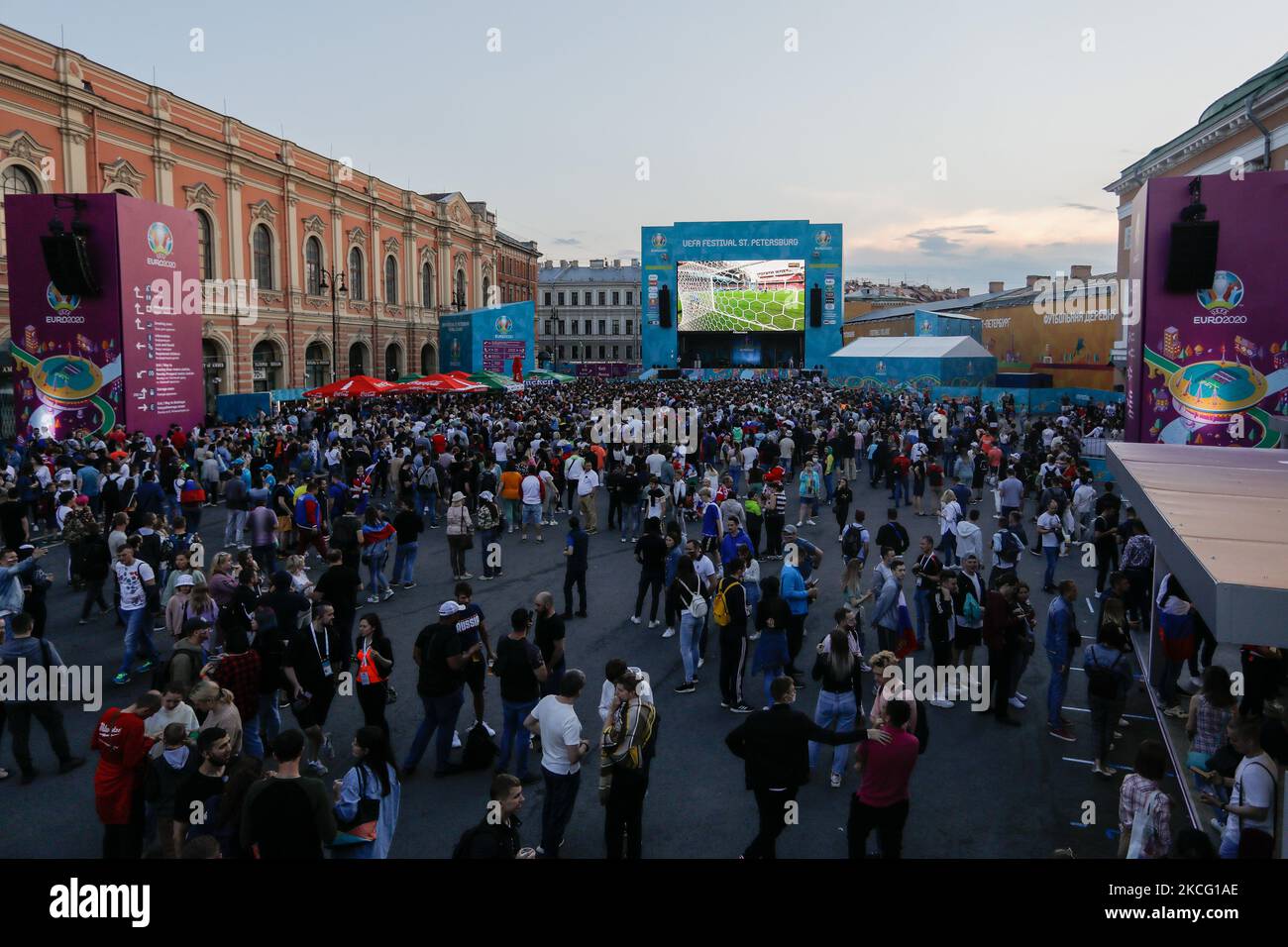 Les supporters russes regardent un flux en direct pendant le match de l'UEFA Euro 2020 entre la Russie et la Belgique sur 12 juin 2021 à la zone des fans sur la place Konyushennaya à Saint-Pétersbourg, en Russie. (Photo de Mike Kireev/NurPhoto) Banque D'Images