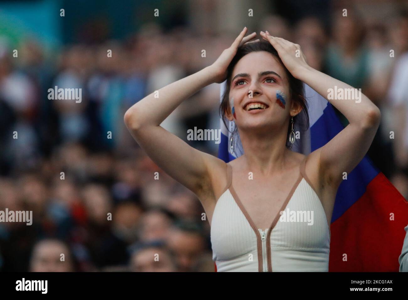 Un supporter russe regarde un flux en direct pendant le match de l'UEFA Euro 2020 Championship entre la Russie et la Belgique sur 12 juin 2021 à la zone des fans sur la place Konyushennaya à Saint-Pétersbourg, en Russie. (Photo de Mike Kireev/NurPhoto) Banque D'Images