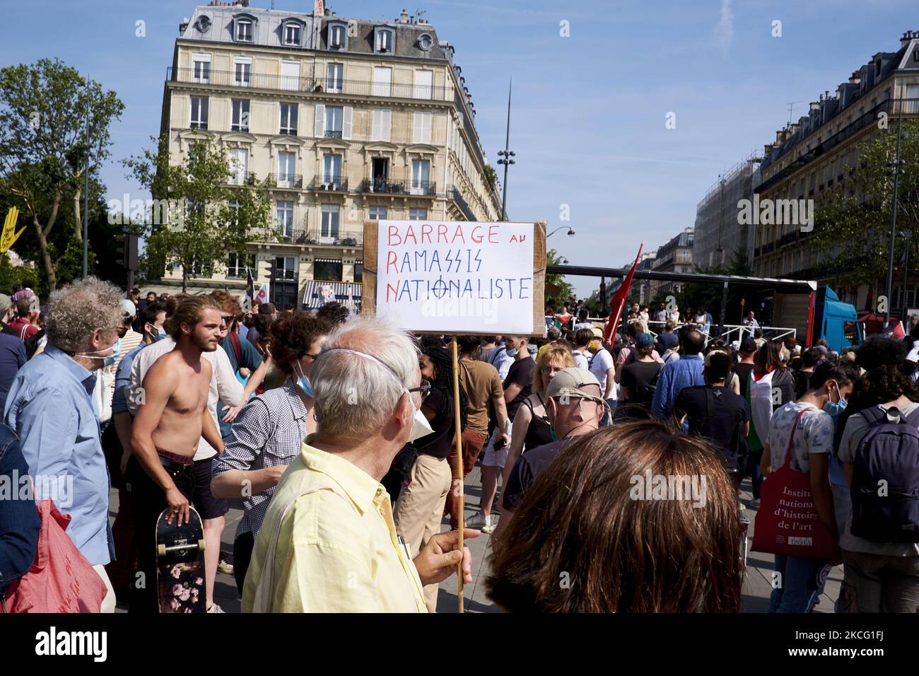Des milliers de personnes se sont rassemblées pour participer à une marche anti-extrême-droite des libertés, sur 12 juin 2021 à Paris, en France. Le rassemblement a été appelé par les syndicats et les organisations de défense des droits civils français contre la montée du populisme et des idées d'extrême droite. (Photo par Adnan Farzat/NurPhoto) Banque D'Images