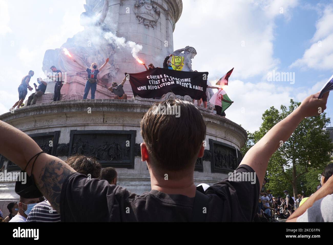 Les activistes éclairent la place de la République lors de l'extrême droite « la voûte des libertés », sur 12 juin 2021 à Paris, en France. Le rassemblement a été appelé par les syndicats et les organisations de défense des droits civils français contre la montée du populisme et des idées d'extrême droite. (Photo par Adnan Farzat/NurPhoto) Banque D'Images