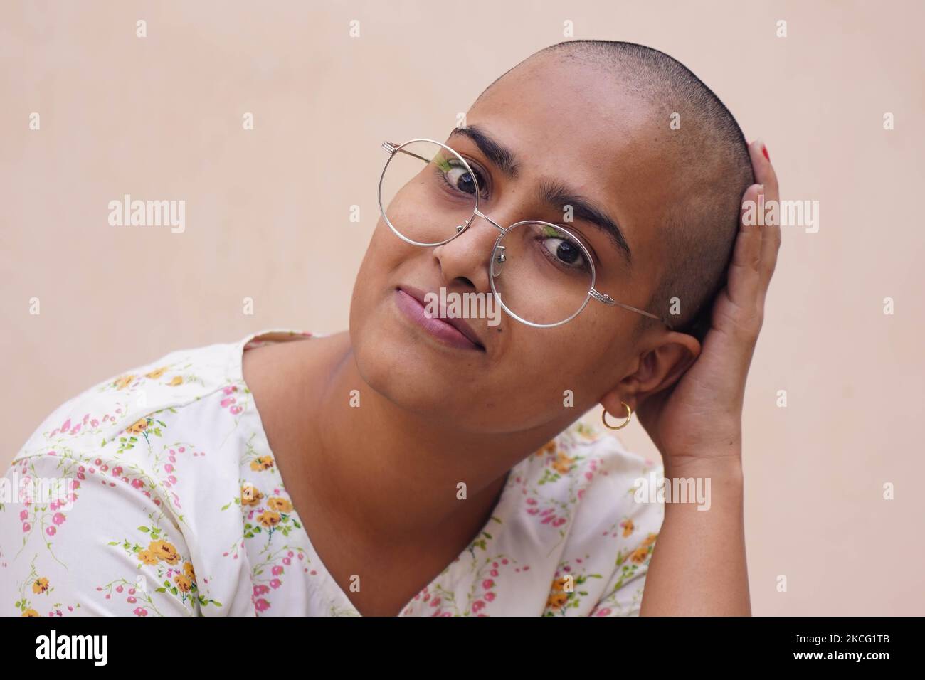 Varsha Kumawat, âgée de 22 ans, pose une photo après avoir rasé la tête pour donner des cheveux aux patients atteints de cancer à Ajmer, dans l'État indien du Rajasthan, le 13 juin 2021. (Photo par Himanshu Sharma/NurPhoto) Banque D'Images