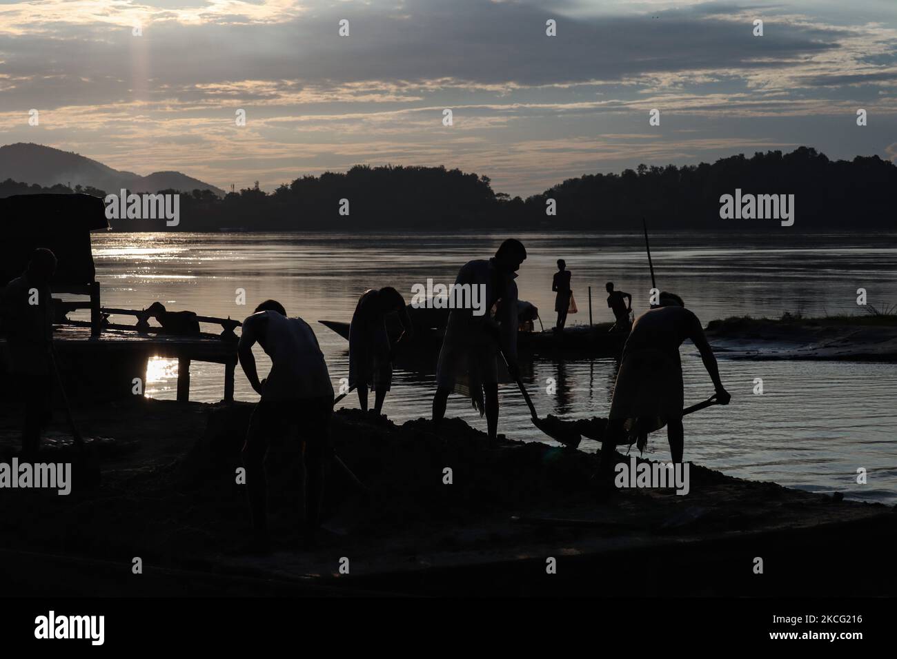 Travailleurs travaillant sur les rives du fleuve Brahmaputra pour prévenir l'érosion des sols, à Guwahati, Assam, Inde, le 13 juin 2021. (Photo de David Talukdar/NurPhoto) Banque D'Images