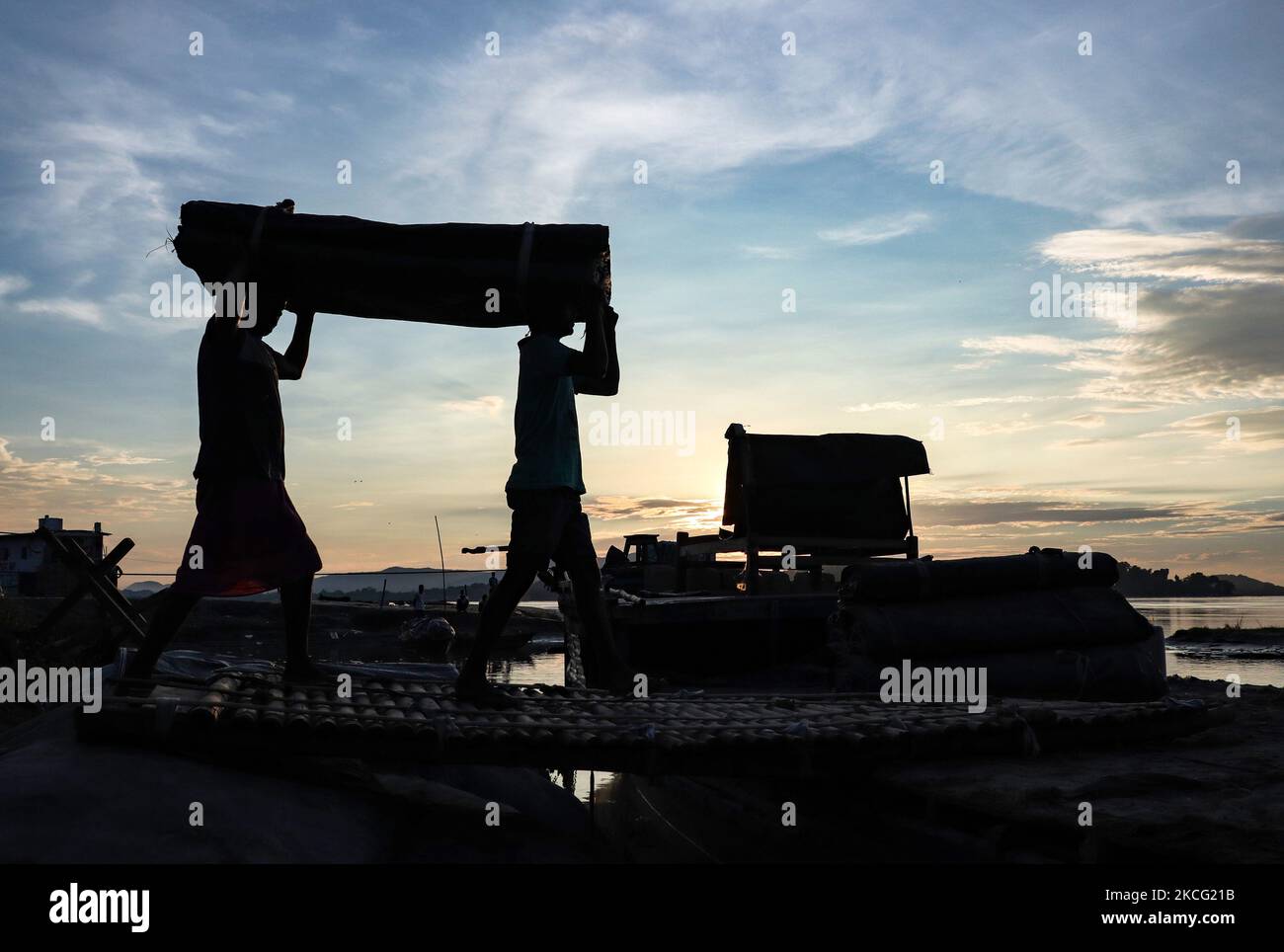 Travailleurs travaillant sur les rives du fleuve Brahmaputra pour prévenir l'érosion des sols, à Guwahati, Assam, Inde, le 13 juin 2021. (Photo de David Talukdar/NurPhoto) Banque D'Images