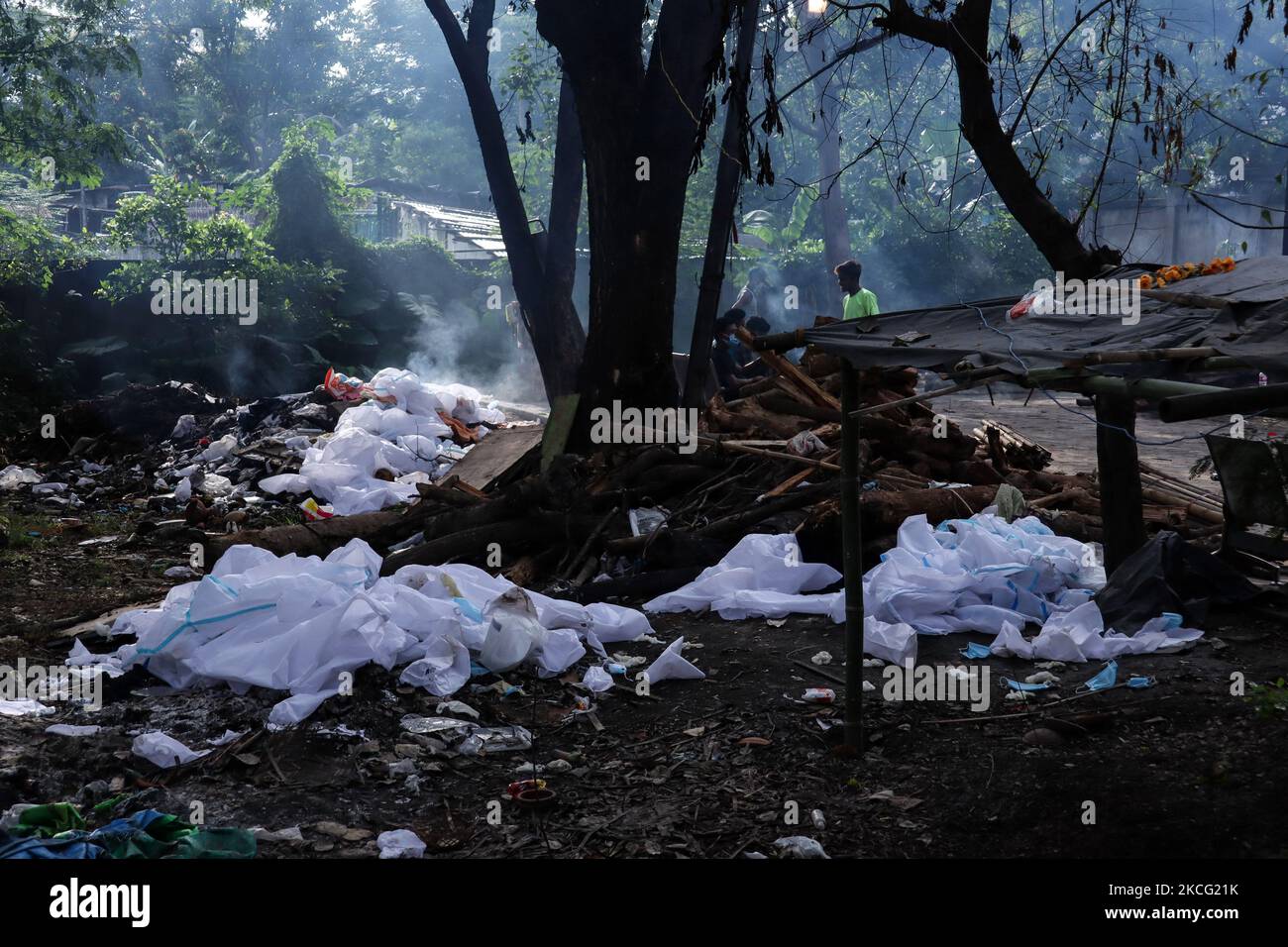 Les kits d'EPI éliminés sont vus, à un crématorium à Guwahati, Assam, Inde, le 13 juin 2021. (Photo de David Talukdar/NurPhoto) Banque D'Images