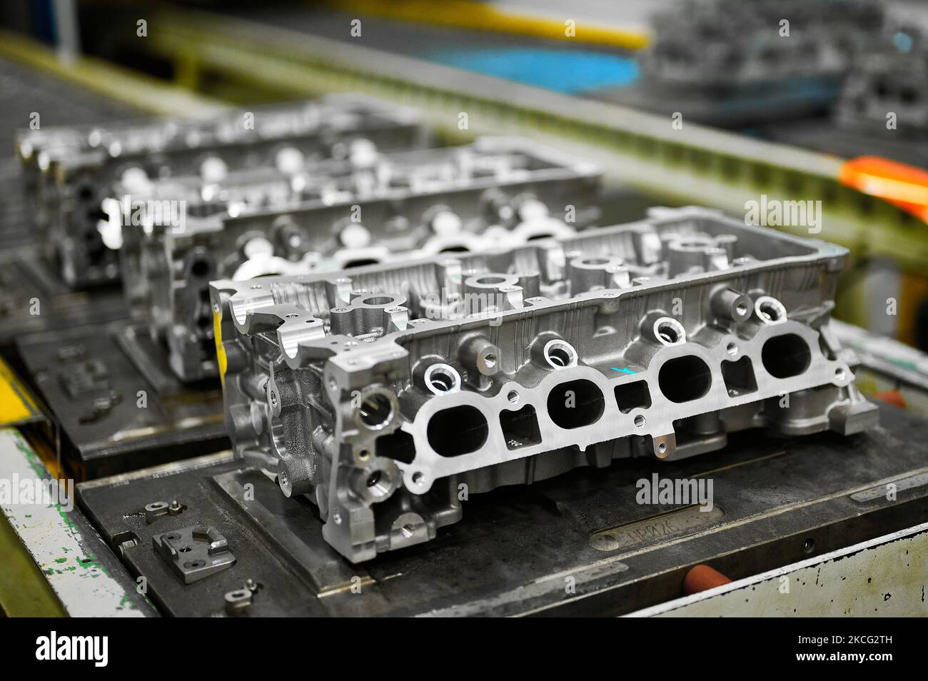 Culasse de moteur de voiture dans les carters sur le convoyeur en atelier Banque D'Images