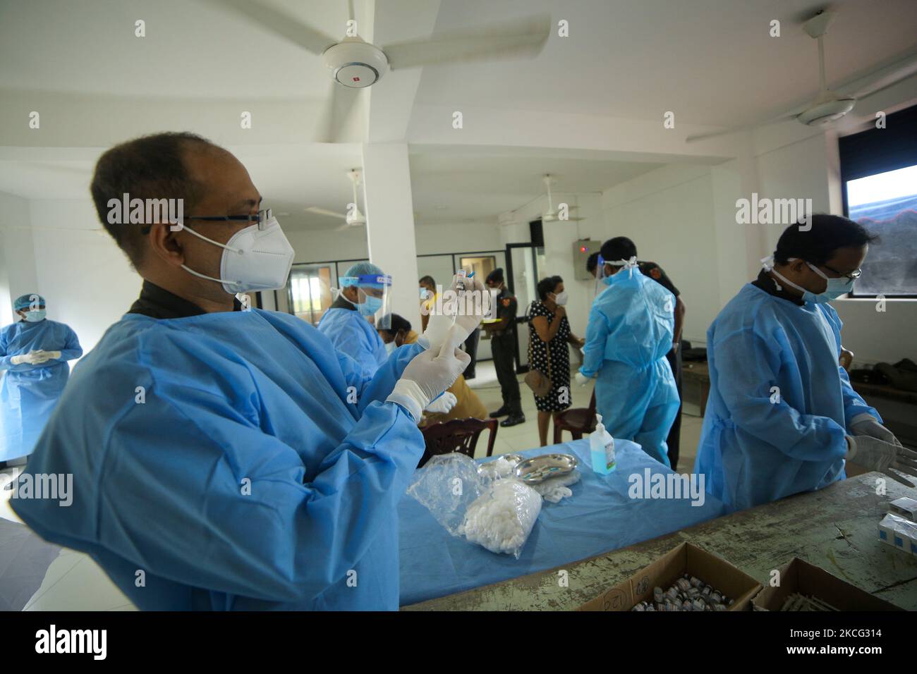 Les travailleurs de la santé sri-lankais en costume de protection administrent la deuxième dose du vaccin Sinopharm pour le COVID-19 dans un centre de vaccination à Colombo, au Sri Lanka. 14 juin 2021 (photo de Thharaka Basnayaka/NurPhoto) Banque D'Images