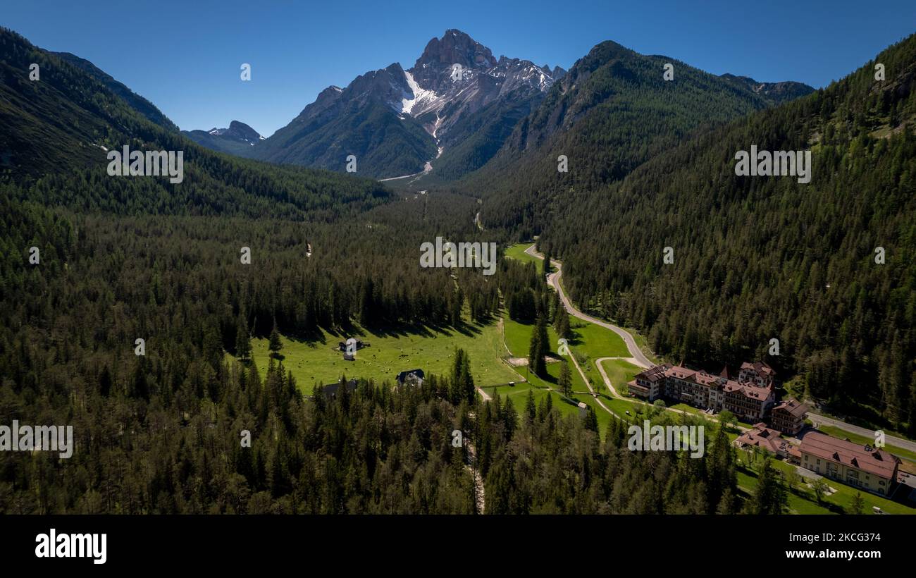 Une vue drone de af le village de Carbonin et en arrière-plan le Rotwand des Alpes Dolomites italiennes (Croda Rossa di Sesto), à Carbonin, en Italie, sur 14 juin 2021. (Photo de Manuel Romano/NurPhoto) Banque D'Images