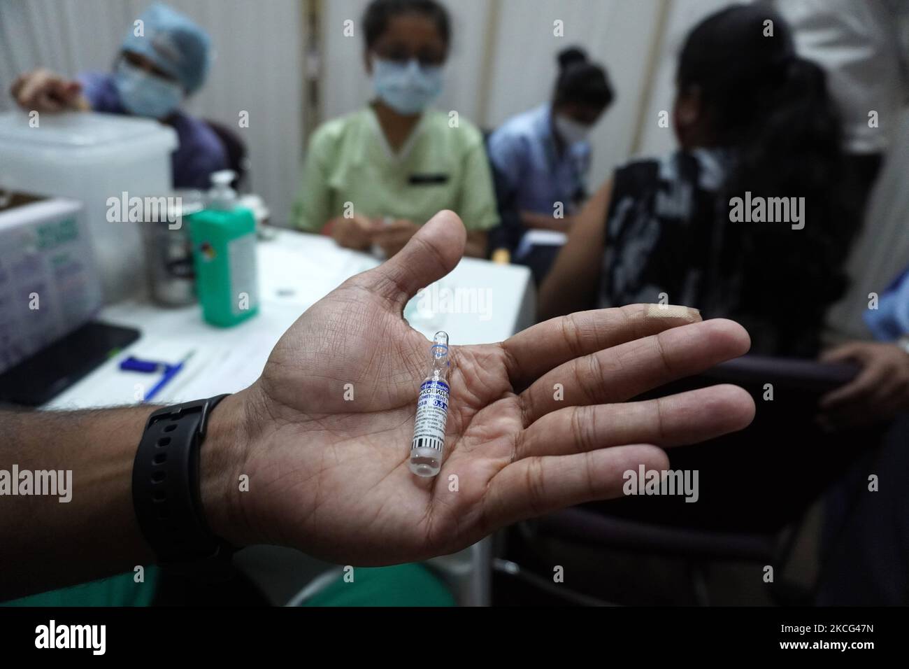 Un agent de santé présente un flacon de Spoutnik V, un vaccin contre le coronavirus (COVID-19) fabriqué par la Russie, avant d’inoculer des employés des laboratoires du Dr Reddy à l’hôpital Indraprastha Apollo de New Delhi, en Inde, sur 15 juin 2021. Le Centre a fixé le prix du vaccin à ?1 145 par dose. (Photo de Mayank Makhija/NurPhoto) Banque D'Images