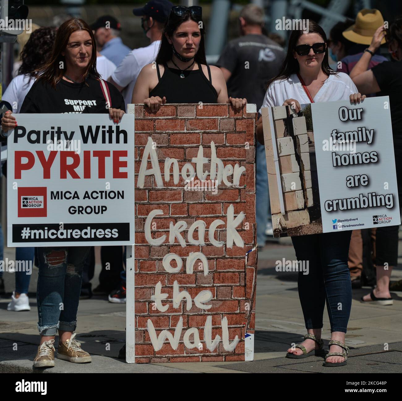 Des manifestants de Co. Donegal, dont les maisons ont été construites avec des blocs contenant la substance mica, et leurs partisans ont été vus lors d'une manifestation dans le centre-ville de Dublin. Le mardi 15 juin 2021, à Dublin, Irlande. (Photo par Artur Widak/NurPhoto) Banque D'Images