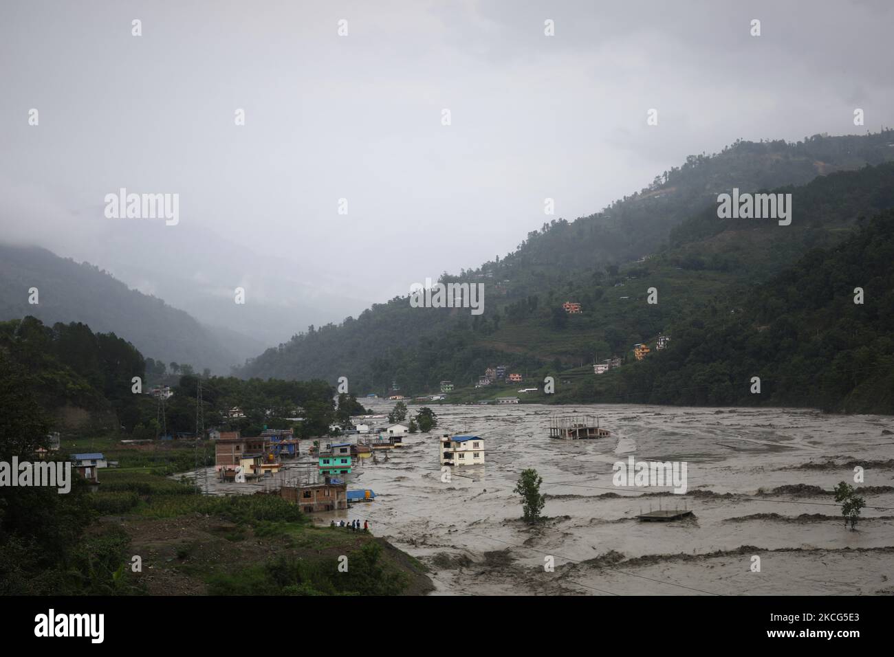 Une maison partiellement submergée et détruite est vue comme l'eau d'inondation de la rivière Melamchi gonflée entre dans le village de Sindhupalchok, Népal, 16 juin 2021. (Photo par Saroj Baizu/NurPhoto) Banque D'Images