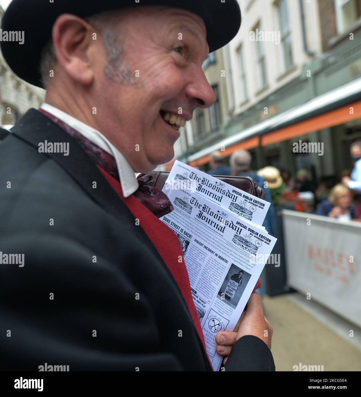 Des centaines de personnes portant des coutumes d'époque se sont tournées vers l'auteur le plus célèbre de la ville sur « Bloomsday », nommé d'après Leopold Bloom, le personnage central du roman de James Joyce de 1922 « Ulysses », qui est centré sur le seul jour, 16 juin of 1904 à Dublin. Le mercredi 16 juin 2021, à Dublin, Irlande. (Photo par Artur Widak/NurPhoto) Banque D'Images