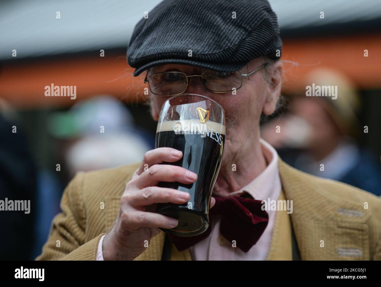 Les passionnés de James Joyce vus à côté du Davy Byrnes Pub, le « pub oral » de Dublin immortalisé par James Joyce à Ulysses. Des centaines de personnes portant des coutumes d'époque se sont tournées vers l'auteur le plus célèbre de la ville sur « Bloomsday », nommé d'après Leopold Bloom, le personnage central du roman de James Joyce de 1922 « Ulysses », qui est centré sur le seul jour, 16 juin of 1904 à Dublin. Le mercredi 16 juin 2021, à Dublin, Irlande. (Photo par Artur Widak/NurPhoto) Banque D'Images