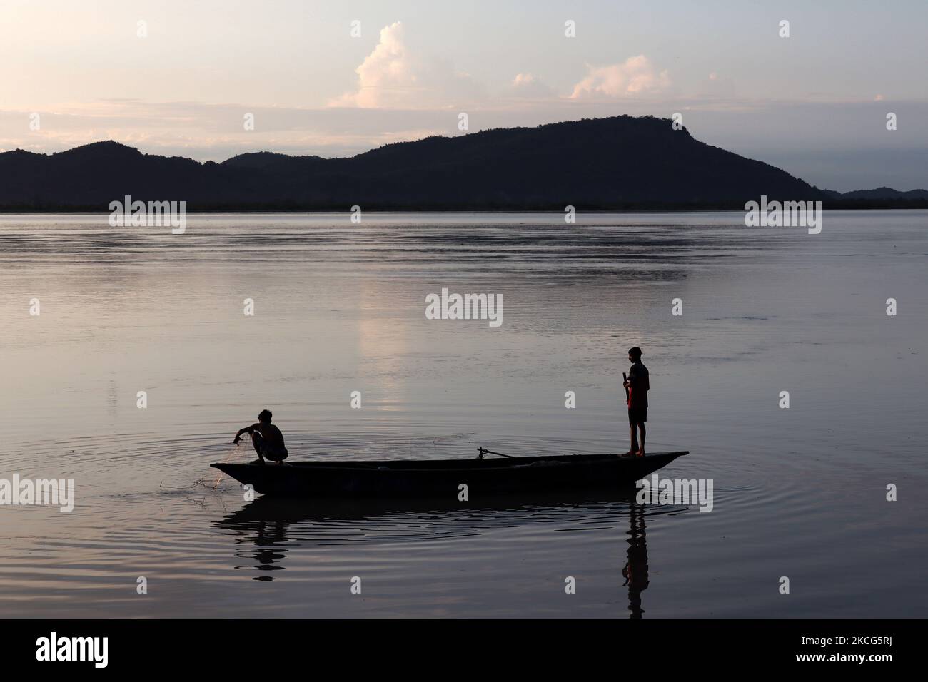 Le 16 juin 2021, les pêcheurs ont posé des filets de pêche dans la rivière Brahmaputra, à Guwahati, à Assam, en Inde. (Photo de David Talukdar/NurPhoto) Banque D'Images