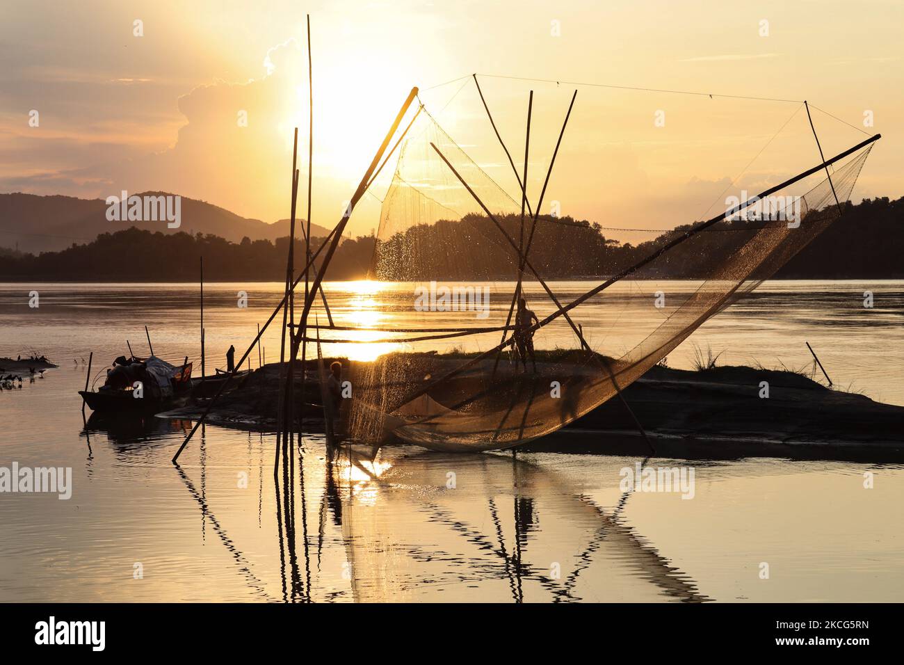 Pêche de pêcheur dans la rivière Brahmaputra au coucher du soleil, à Guwahati, Assam, Inde, le 16 juin 2021. (Photo de David Talukdar/NurPhoto) Banque D'Images