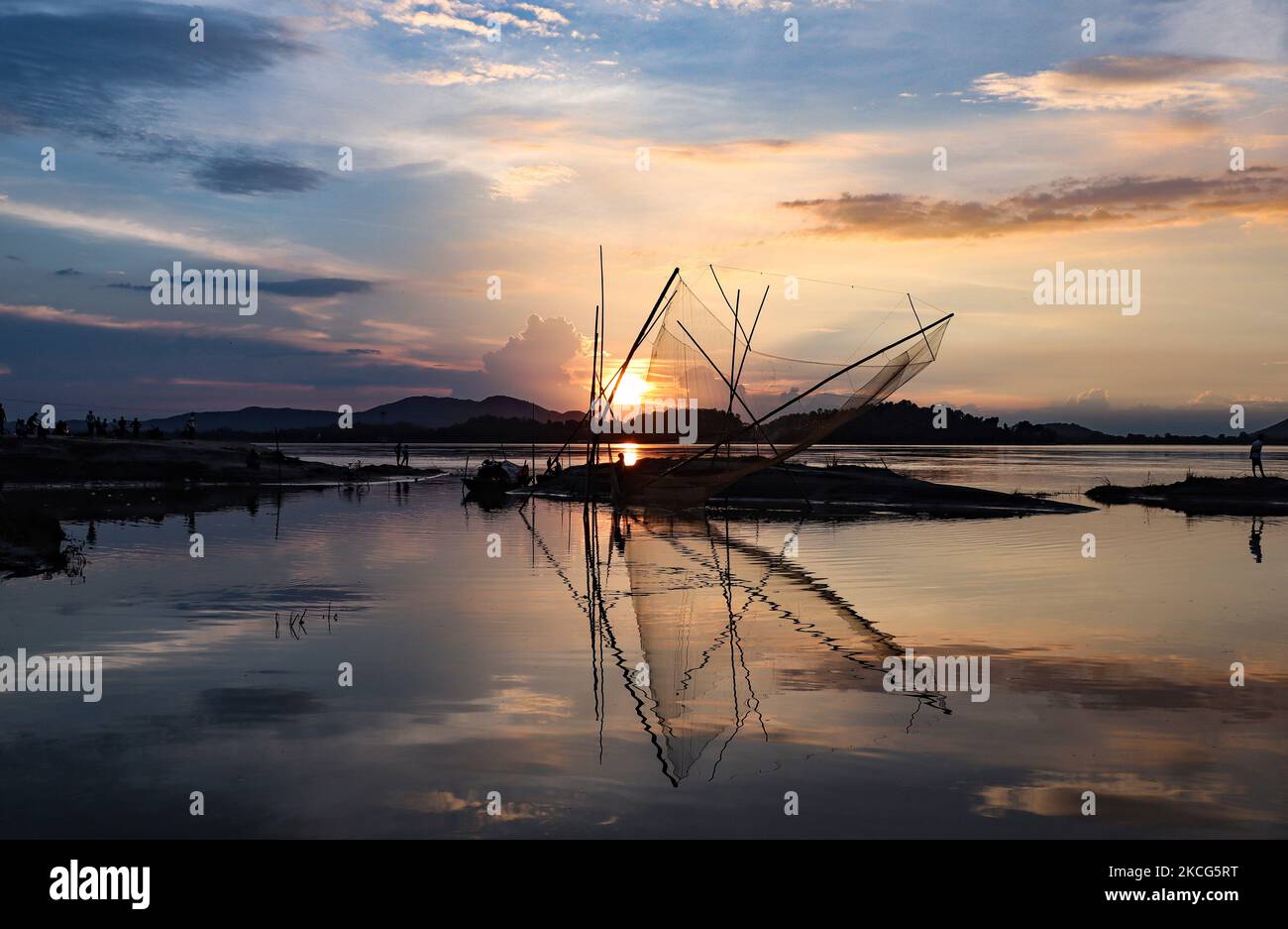 Pêche de pêcheur dans la rivière Brahmaputra au coucher du soleil, à Guwahati, Assam, Inde, le 16 juin 2021. (Photo de David Talukdar/NurPhoto) Banque D'Images
