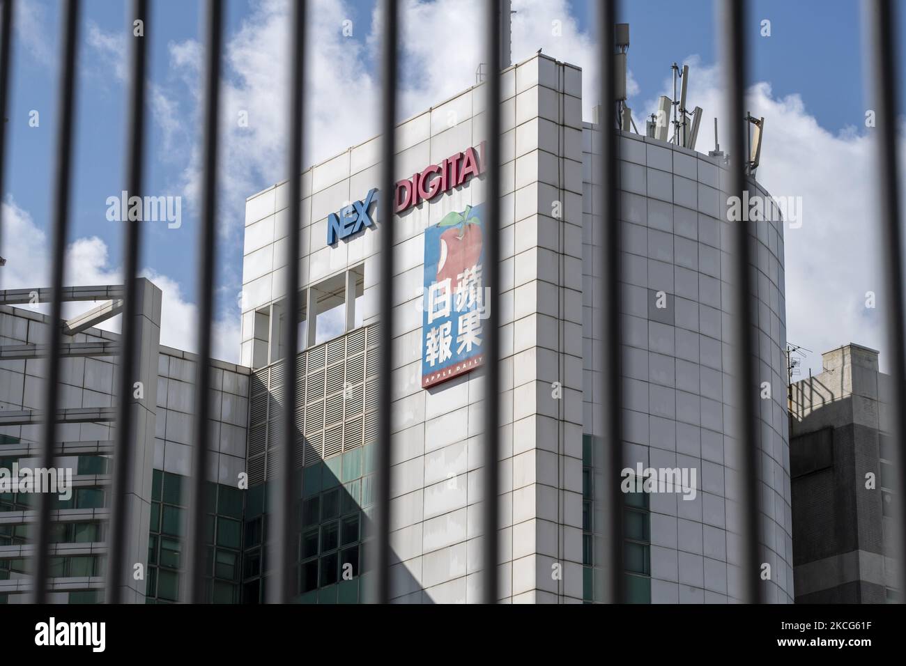 Bars devant le siège d'Apple Daily Newspaper et son éditeur Next Digital Ltd. À Hong Kong, Chine, le jeudi, 17 juin 2021. La police de sécurité nationale de Hong Kong a arrêté cinq cadres du journal pro-démocratie Apple Daily pour des violations présumées de la loi de sécurité nationale, ont rapporté les médias locaux jeudi, alors que le gouvernement a intensifié sa campagne contre le célèbre militant et magnat des médias Jimmy Lai. (Photo de Vernon Yuen/NurPhoto) Banque D'Images