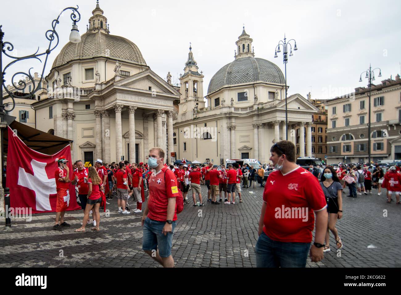 Matteo Salvini, dirigeant de la Ligue du Nord, s'entretient avec les fans de football suisses sur la Piazza del Popolo avant le début du match de football de l'UEFA Italie-Suisse 2020, à Rome, en Italie, sur 16 juin 2021. (Photo par Andrea Ronchini/NurPhoto) Banque D'Images