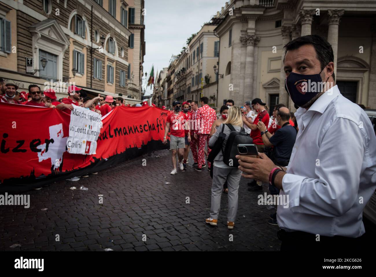 Matteo Salvini, dirigeant de la Ligue du Nord, s'entretient avec les fans de football suisses sur la Piazza del Popolo avant le début du match de football de l'UEFA Italie-Suisse 2020, à Rome, en Italie, sur 16 juin 2021. (Photo par Andrea Ronchini/NurPhoto) Banque D'Images