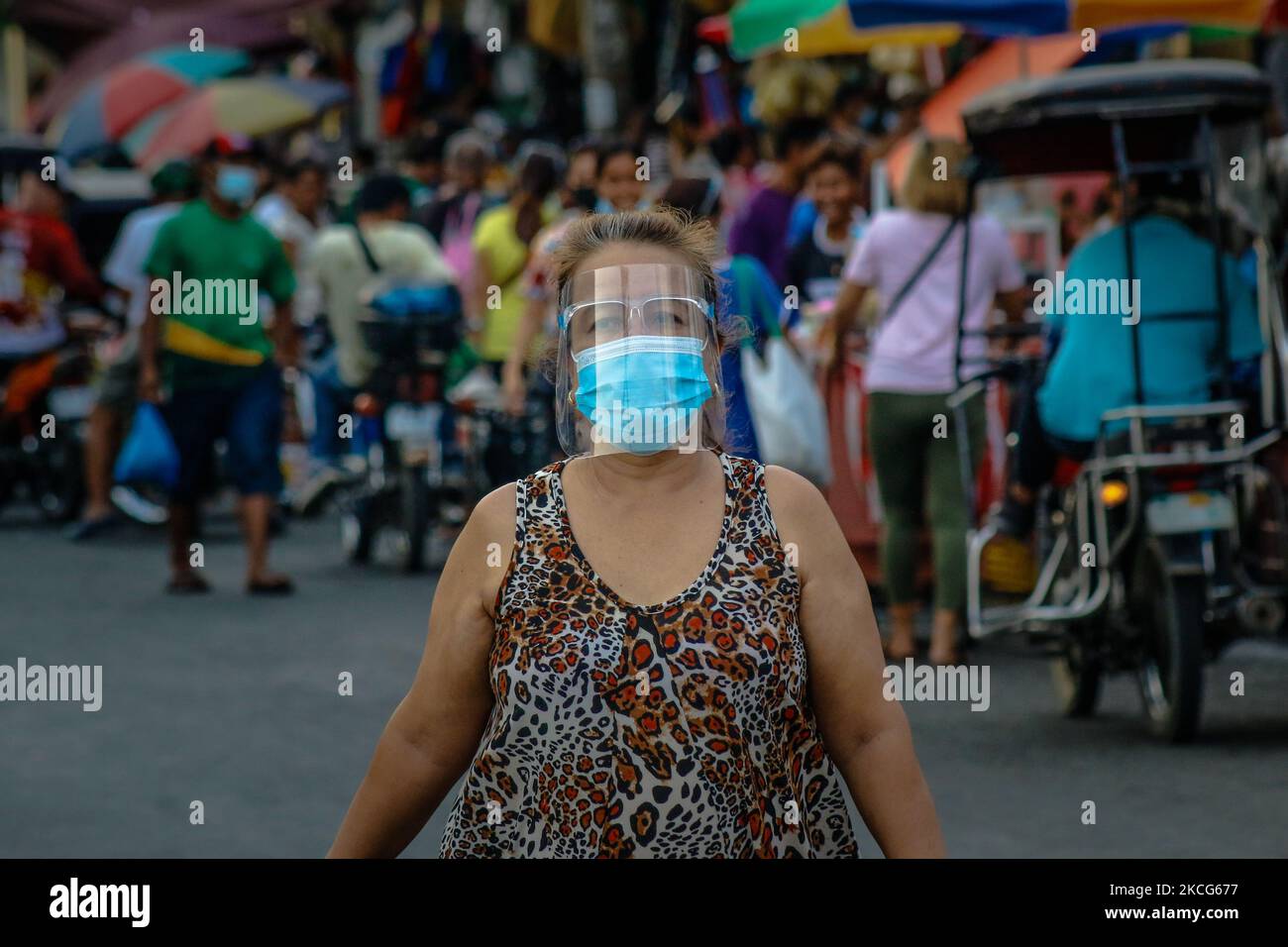 Les habitants de la ville d'Antipolo, aux Philippines, portent des engins protecteurs contre le coronavirus au 17 juin 2021. Le président philippin accepte de faciliter la mise en œuvre de l'obligation pour les personnes de porter un masque facial dans les zones publiques. Les Philippines sont le seul pays du monde à mettre en œuvre des outils pour porter régulièrement un masque facial dans la plupart des zones publiques. (Photo par Ryan Eduard Benaid/NurPhoto) Banque D'Images