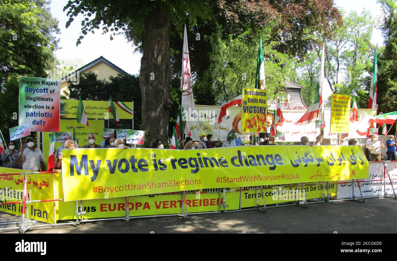 A la veille de l'élection présidentielle iranienne en Iran, les partisans iraniens du CNRI, le principal groupe d'opposition iranien, protestent devant l'ambassade iranienne à Berlin, en Allemagne, à 17 juin 2021. Les manifestants ont appelé au boycott de l'élection en Iran et condamnent Ebrahim Raisi, le prochain président iranien attendu pour le massacre de 30 000 prisonniers politiques en 1988. (Photo de Siavosh Hosseini/NurPhoto) Banque D'Images