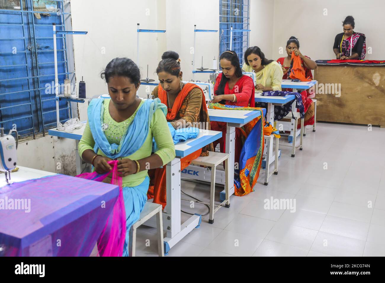 Les personnes de troisième sexe travaillent dans une usine de vêtements readymade nommée Uttoron Fashion et Shopno Tailors, qui appartient à Aponon Akther, un troisième homme de sexe à Dhaka, au Bangladesh, sur 18 juin 2021. (Photo d'Ahmed Salahuddin/NurPhoto) Banque D'Images