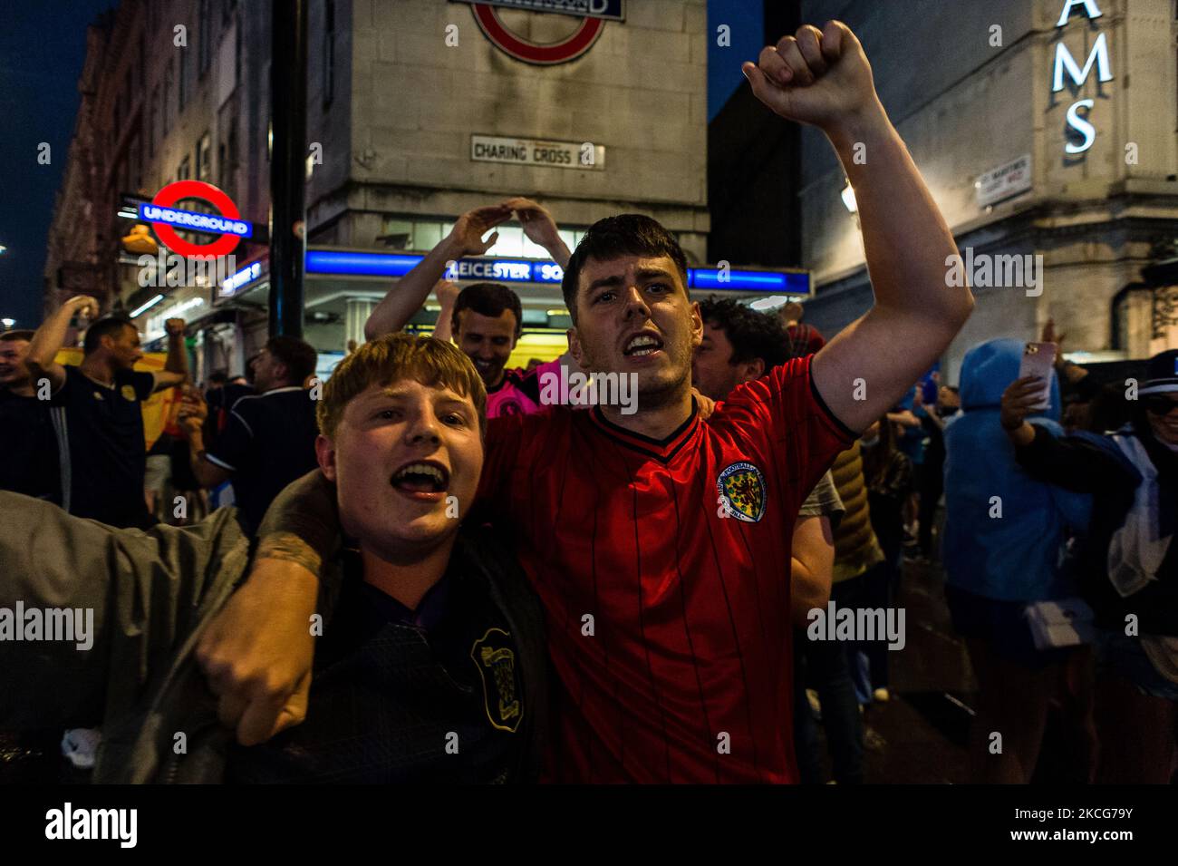 Les fans écossais ont tendance à se rendre à Leicester Square après que leur équipe nationale ait joué à un match nul contre les rivaux de l'Angleterre lors d'un affrontement de l'UEFA EURO 2020 Group D à Londres, en Grande-Bretagne, le 18 juin 2021. 18 personnes auraient été détenues, la plupart près du stade Wembley. (Photo de Maciek Musialek/NurPhoto) Banque D'Images