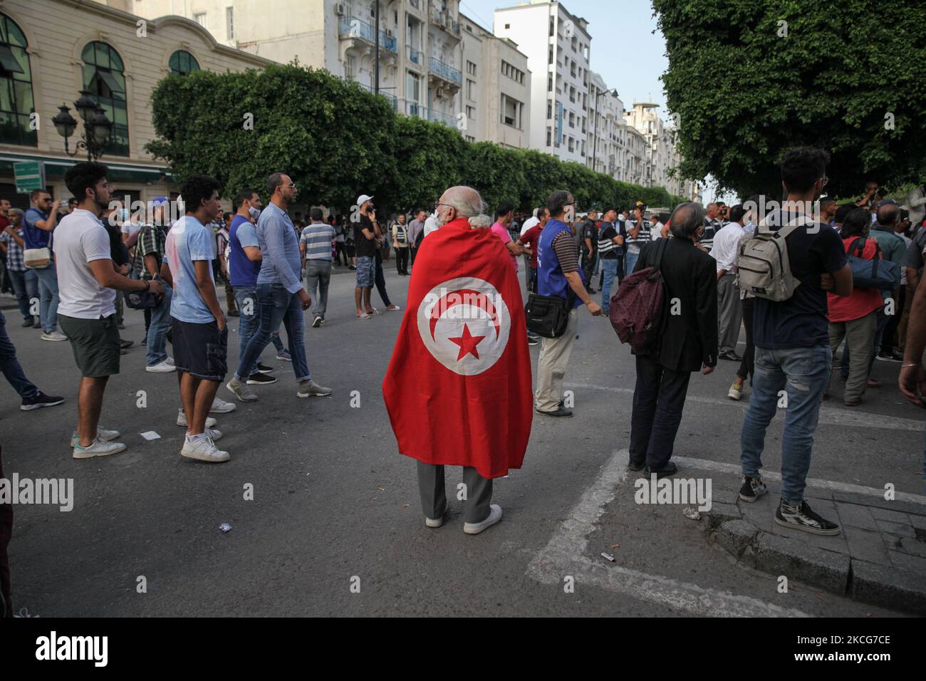 Un homme âgé portant le drapeau tunisien assiste à une manifestation organisée sur l'avenue Habib Bourguiba à Tunis, en Tunisie, sur 18 juin 2021, pour protester contre la répression policière et l'impunité. (Photo de Chedly Ben Ibrahim/NurPhoto) Banque D'Images