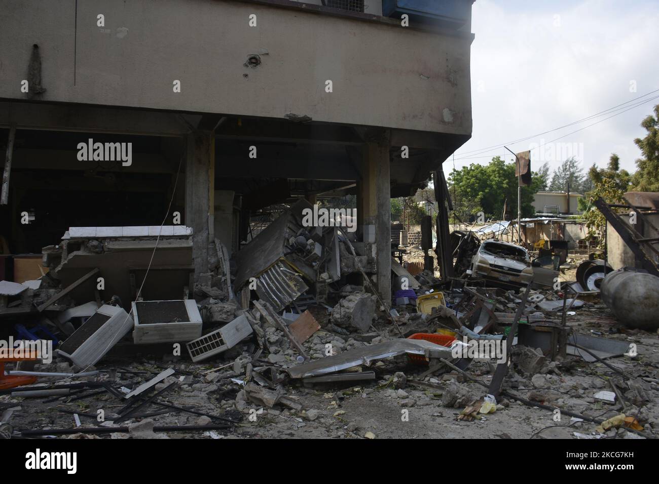 Les gens marchent devant des débris sur la scène d'une explosion d'essence sur le quartier de Mopolaji Bank Anthony Way à Lagos, sur 18 juin 2021. Un pétrolier transportant de l'essence a explosé dans le district de Mopolaji Bank Anthony Way à Lagos, le Coordonnateur Zonal par intérim du Bureau Zonal du Sud-Ouest de l'Agence nationale de gestion des urgences, M. Ibrahim Farinloye, a confirmé que cinq personnes sont mortes de l'explosion et a rasé 25 véhicules, Y compris l'Ogun State Property and Investment Corporation Plaza le long de la Mopolaji Bank Anthony Way, dans la région d'Ikeja dans l'État de Lagos. ` (photo par Olukayode Jaiyeola/NurPhoto) Banque D'Images