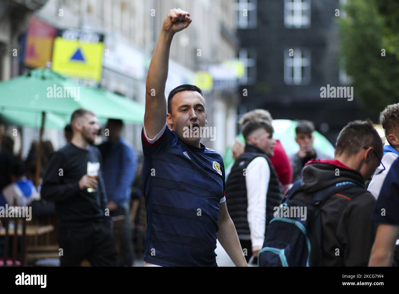 Les fans écossais fêtent dans le centre-ville après le match Euro 2020 entre l'Écosse et l'Angleterre sur 18 juin 2021 à Glasgow, en Écosse. (Photo par Ewan Bootman/NurPhoto) Banque D'Images