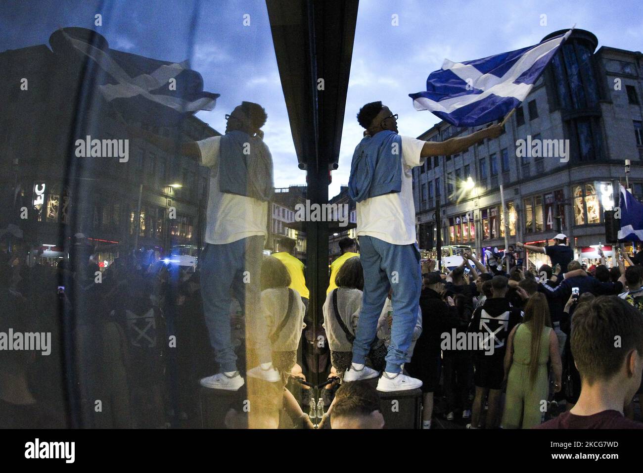 Les fans écossais fêtent dans le centre-ville après le match Euro 2020 entre l'Écosse et l'Angleterre sur 18 juin 2021 à Glasgow, en Écosse. (Photo par Ewan Bootman/NurPhoto) Banque D'Images