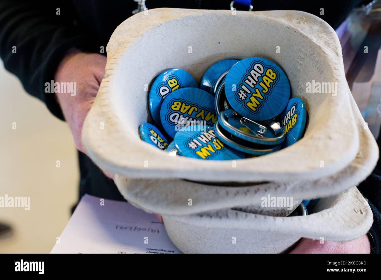 Badges de vaccination dans un centre de vaccination de masse pour les personnes âgées de 18 ans et plus au stade de Londres, en Grande-Bretagne, le 19 juin 2021. Une nouvelle vague d'infections à coronavirus est « en cours » en Angleterre en raison de la variante Delta identifiée pour la première fois en Inde, a déclaré un scientifique consultatif du gouvernement britannique (photo de Maciek Musialek/NurPhoto) Banque D'Images